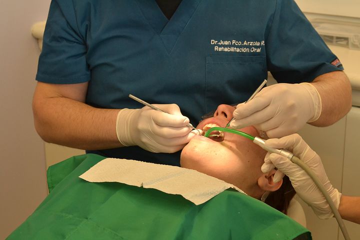 Kiedy tak właściwie wykorzystywać implanty zębów i z jakiego powodu powinieneś zainteresować się tą metodą wypełnienia uzębienia?
